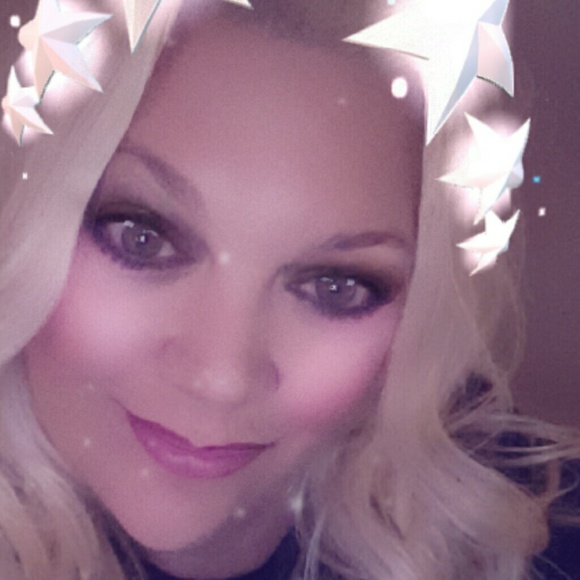 Profile Picture of Cindy Okelley (@cindyokelley) on Poshmark