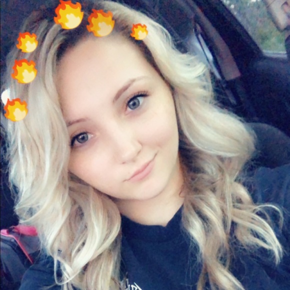 Profile Picture of Amanda Bowling (@mandabowling) on Poshmark