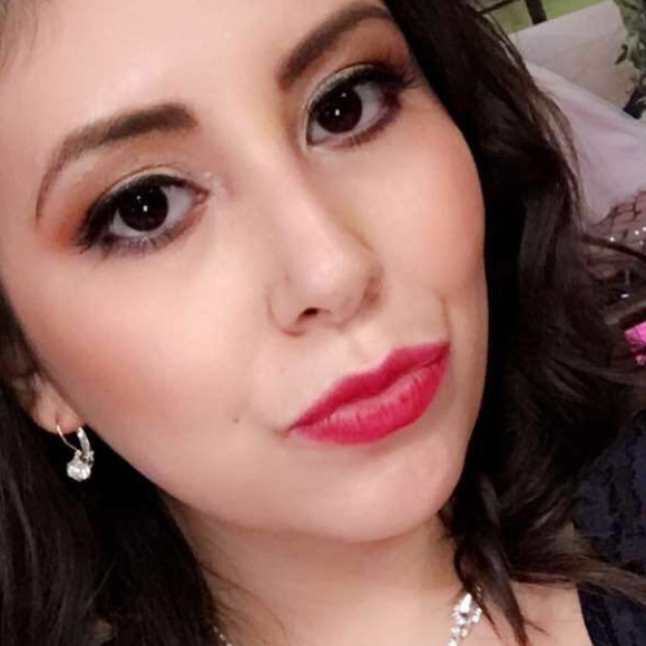 Profile Picture of Evette Sanchez (@evettesanchez) on Poshmark
