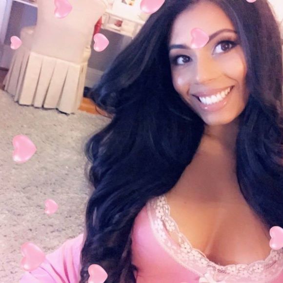 Profile Picture of Amanda Bee (@aboglio214) on Poshmark