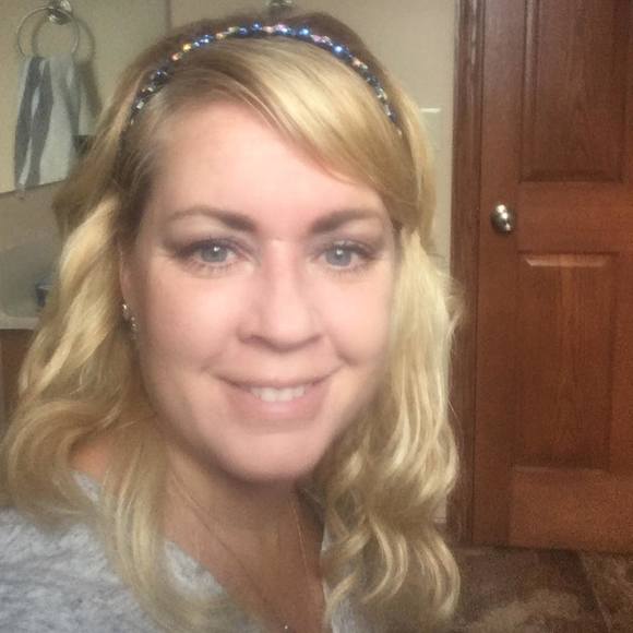 Profile Picture of Cindy Angiolieri (@cindyangiolieri) on Poshmark