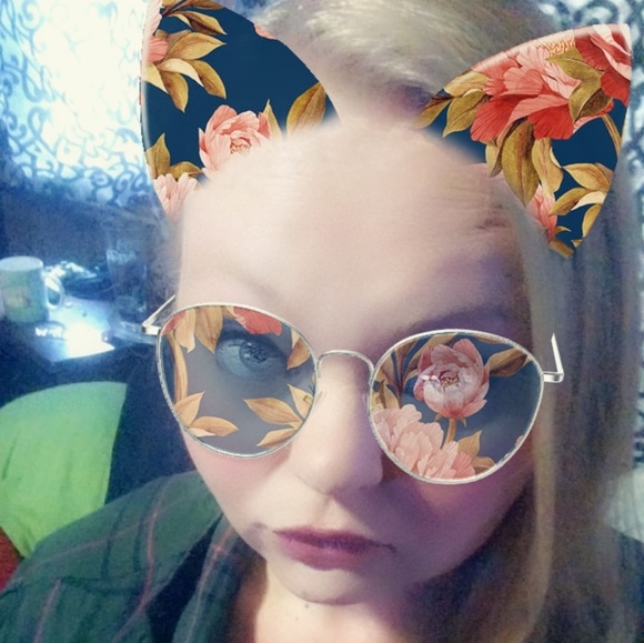 Shawna Hitts - Poshmark Profile Picture of Shawna Hitts (@slynn_08) on Poshmark