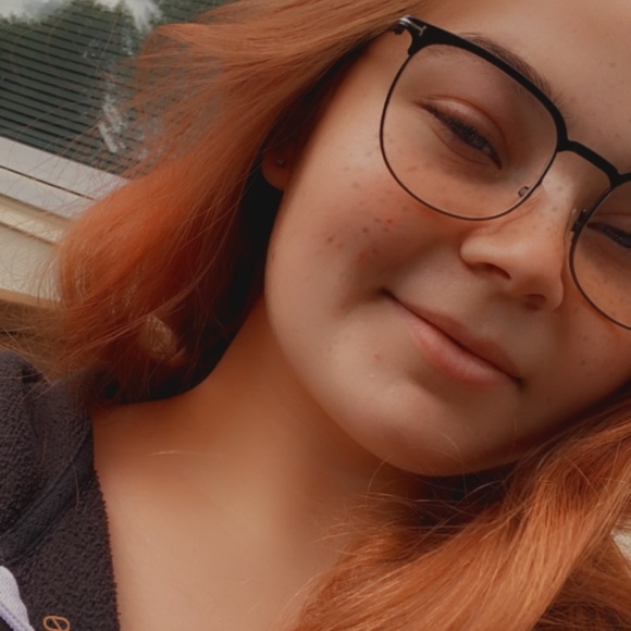 Profile Picture of Helena Peters (@hel3na_15) on Poshmark