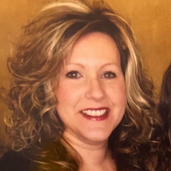 Profile Picture of Kelly Eschner (@esch5) on Poshmark