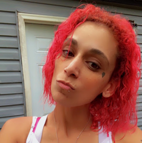 Profile Picture of Sofia Moore (@sofiawomack9) on Poshmark