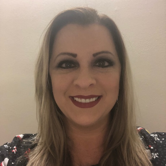 Profile Picture of Samantha Hogue (@queenhogue) on Poshmark