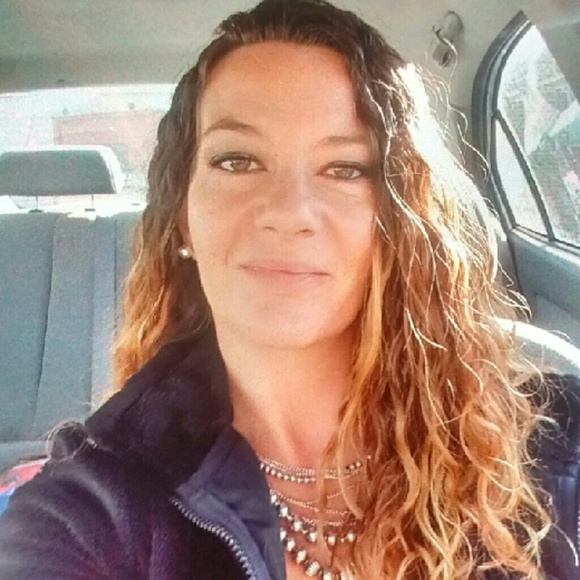 Profile Picture of Angela Lunsford (@razorsgirl10) on Poshmark