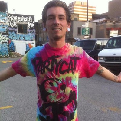 Profile Picture of Darin De La Roy (@mmMmfruitloops) on Twitter