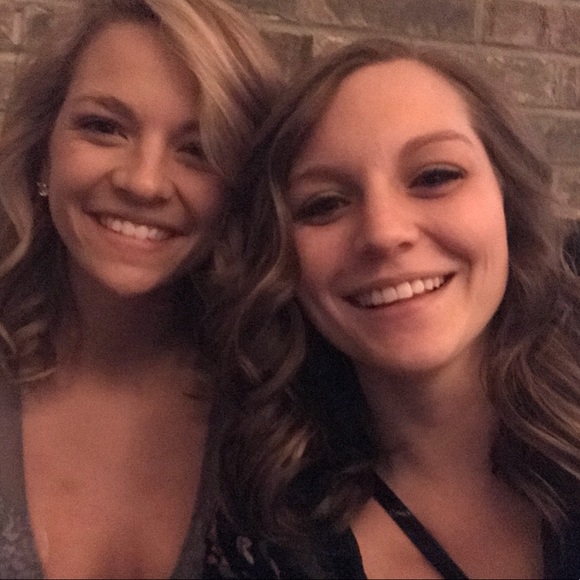 Profile Picture of Elizabeth Goldinger (@goldinger26) on Poshmark