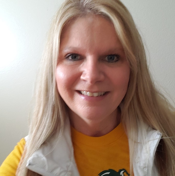 Profile Picture of Elizabeth Bense (@bjbense) on Poshmark