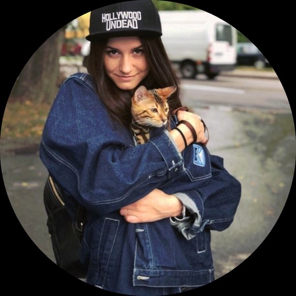 Profile Picture of Ami Day (@ami_day) on Poshmark