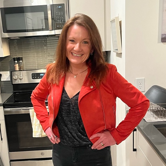 Profile Picture of Danielle Simmer (@desimmer) on Poshmark