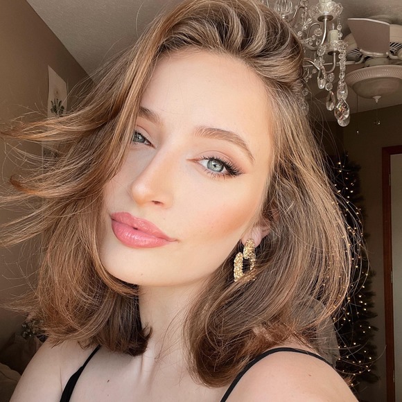 Profile Picture of Hannah Battleson (@haannaahbanana) on Poshmark