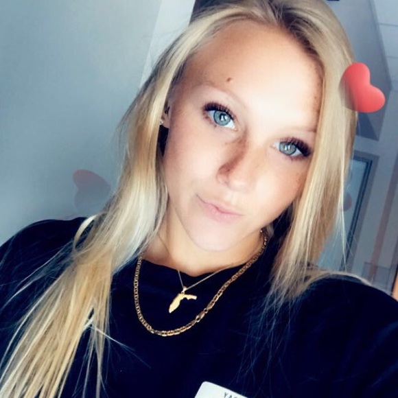 Profile Picture of Taylor Minahan (@tay_minahan) on Poshmark