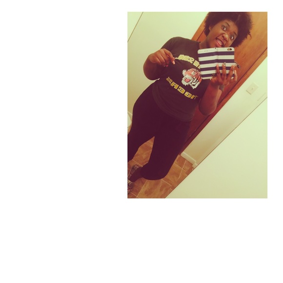 Profile Picture of Aurelia Brown (@ayo_niecy) on Poshmark