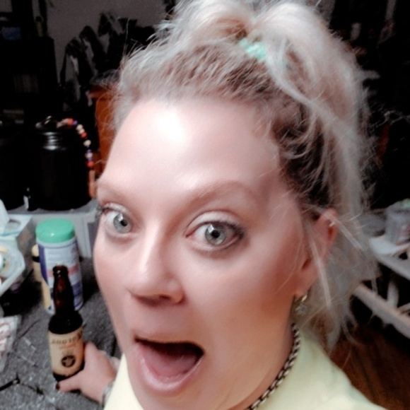 Profile Picture of Johnna Rogers hilderbrand (@prettyeyesjj) on Poshmark