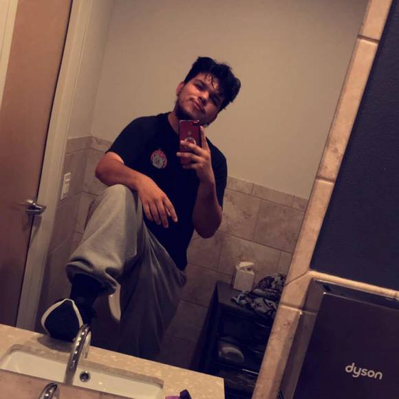 Profile Picture of Joseph Rios (@moxartiiist) on Poshmark