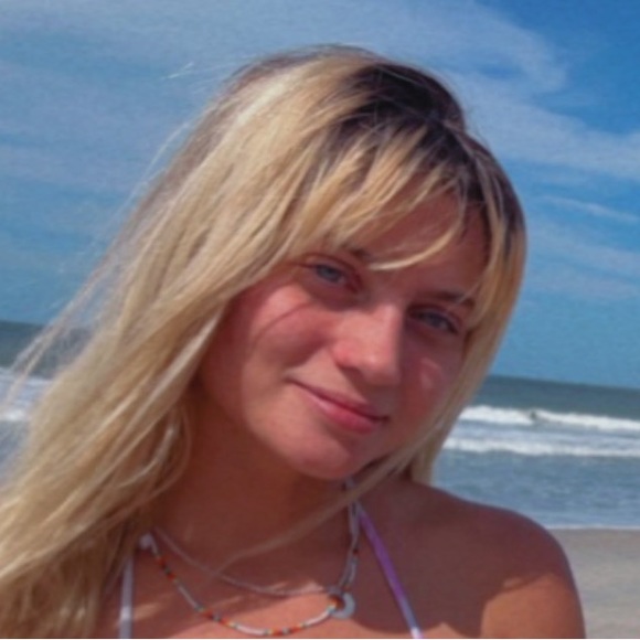 Profile Picture of Caitlyn Casey (@caitlyncasey201) on Poshmark