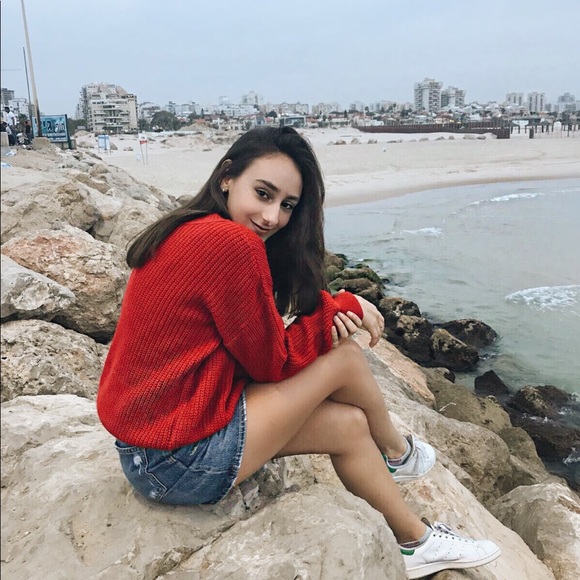 Profile Picture of Julia Rabinowitsch (@jrab28) on Poshmark