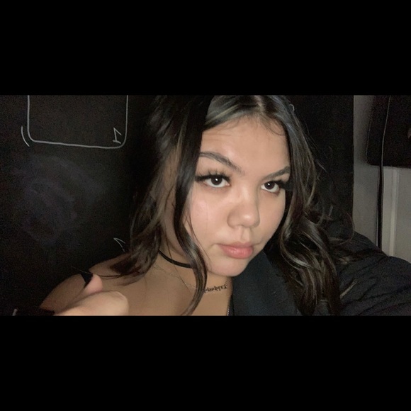 Profile Picture of Sarah ✧･ﾟ: *✧･ﾟ:* 　 Wasson (@sarahwasson412) on Poshmark