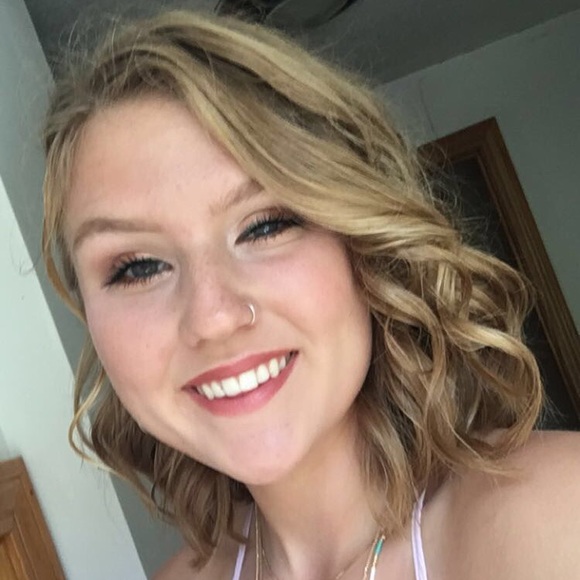 Profile Picture of Emma Hupp (@emma_hupp) on Poshmark