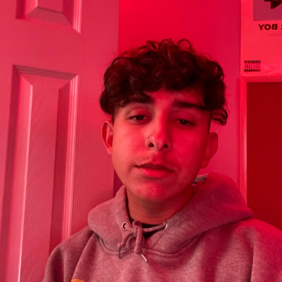Profile Picture of Damian Gonzalez (@cozydae) on Poshmark