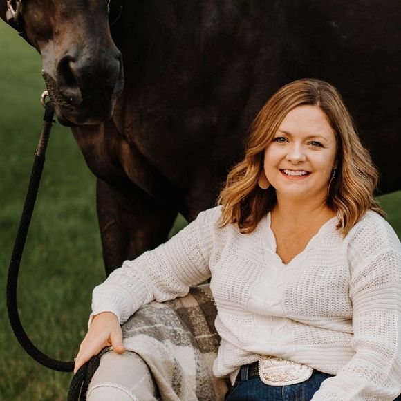 Profile Picture of Taylor Fabus (@tenlenta) on Poshmark