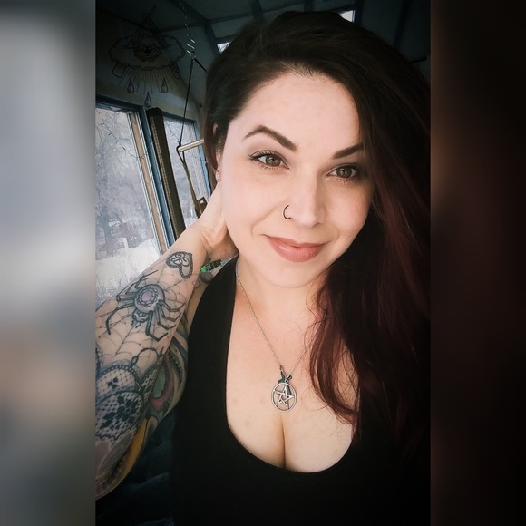 Profile Picture of Kelly Moore (@kellymoore907) on Poshmark