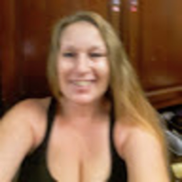 Profile Picture of Tamara Deeds (@tamaradeeds) on Poshmark