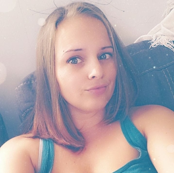 Profile Picture of Sarah Leigh (@sarahleigh86) on Poshmark