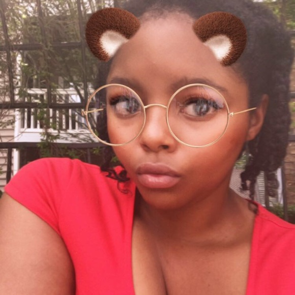 Profile Picture of Love Love (@luvluv15) on Poshmark