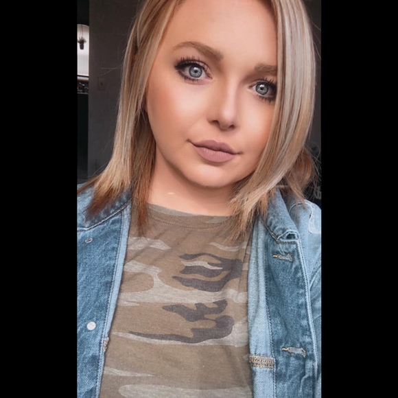 Profile Picture of Brooke Teames (@brooklyn2323) on Poshmark