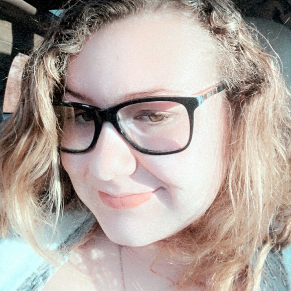 Profile Picture of Addyson Burkholder (@addydee577) on Poshmark