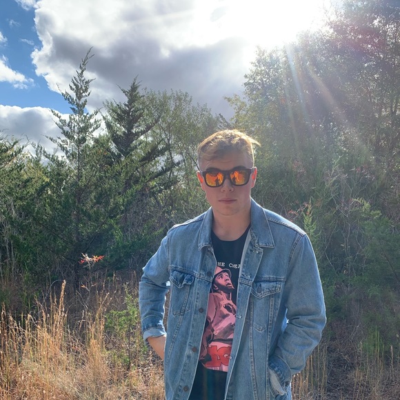 Profile Picture of Josh Hettenbach (@joshhett) on Poshmark