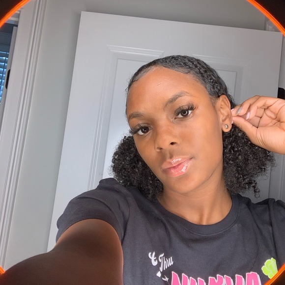 Profile Picture of Tmia Lipscomb (@tmial2002) on Poshmark