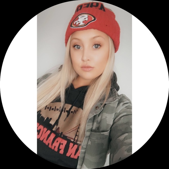 Profile Picture of Carly Simoneaux (@killuminati25) on Poshmark