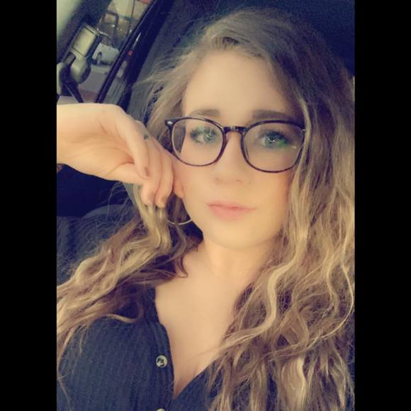 Profile Picture of Keanna Bathon (@keanna532) on Poshmark