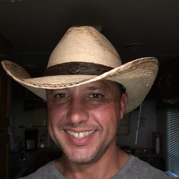 Profile Picture of Luis Lazzara (@lalazzara) on Poshmark