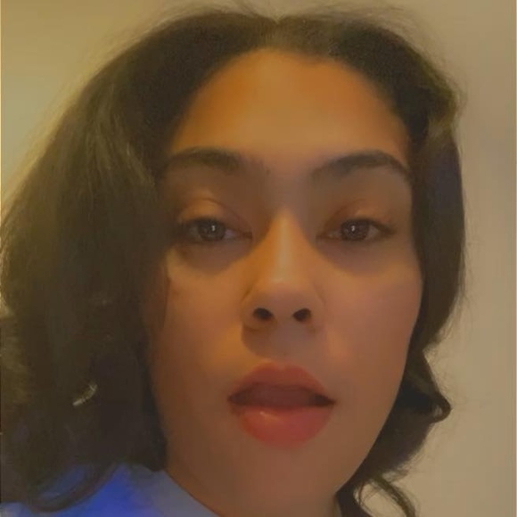 Profile Picture of Shae Thomas (@shaebutterr) on Poshmark