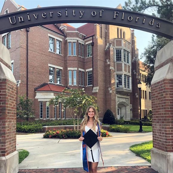 Profile Picture of Kristina Steslicki (@kristina044) on Poshmark