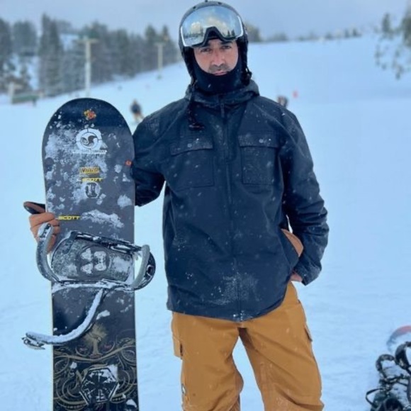 Profile Picture of Carlos Ochoa (@carlosochoa220) on Poshmark