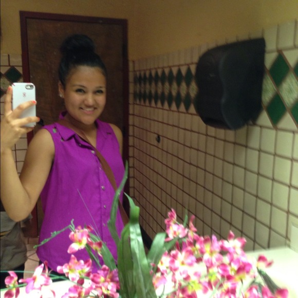 Profile Picture of Ariadna Gonzales (@arigee) on Poshmark