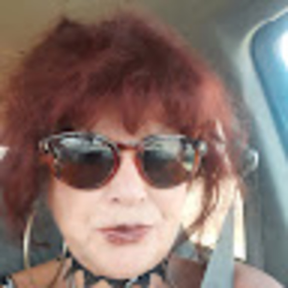 Profile Picture of Dana Coffland (@danacoffland) on Poshmark