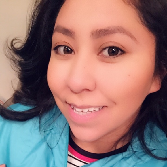Profile Picture of Sendy Sanchez (@sendy_sanchez) on Poshmark