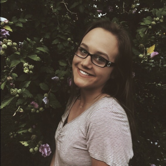 Profile Picture of Isabella Hoxie (@isahox12) on Poshmark