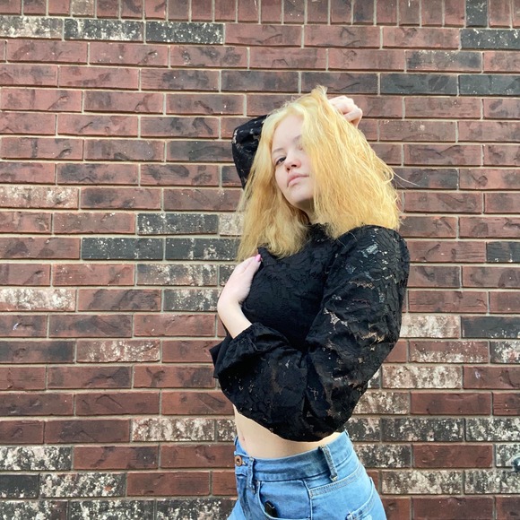 Profile Picture of Emma Arnote (@emmaarnote) on Poshmark