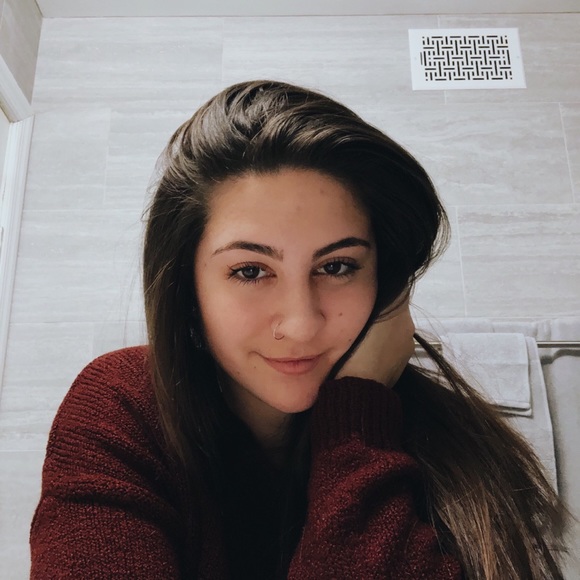 Profile Picture of Julie Magnotti (@juliemagnotti) on Poshmark