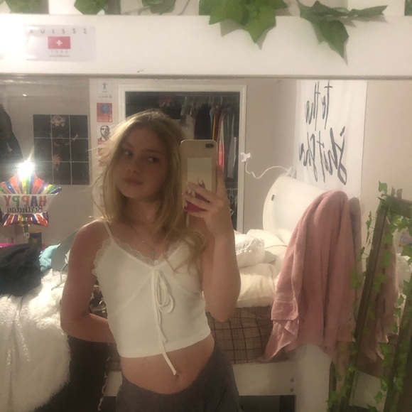 Profile Picture of Sammy Comar (@sammyleaa_) on Poshmark