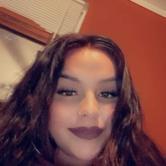 Profile Picture of Desi Rae (@desiraer0107) on Poshmark