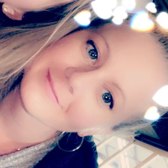 Profile Picture of Arianna Saarinen (@ari616) on Poshmark
